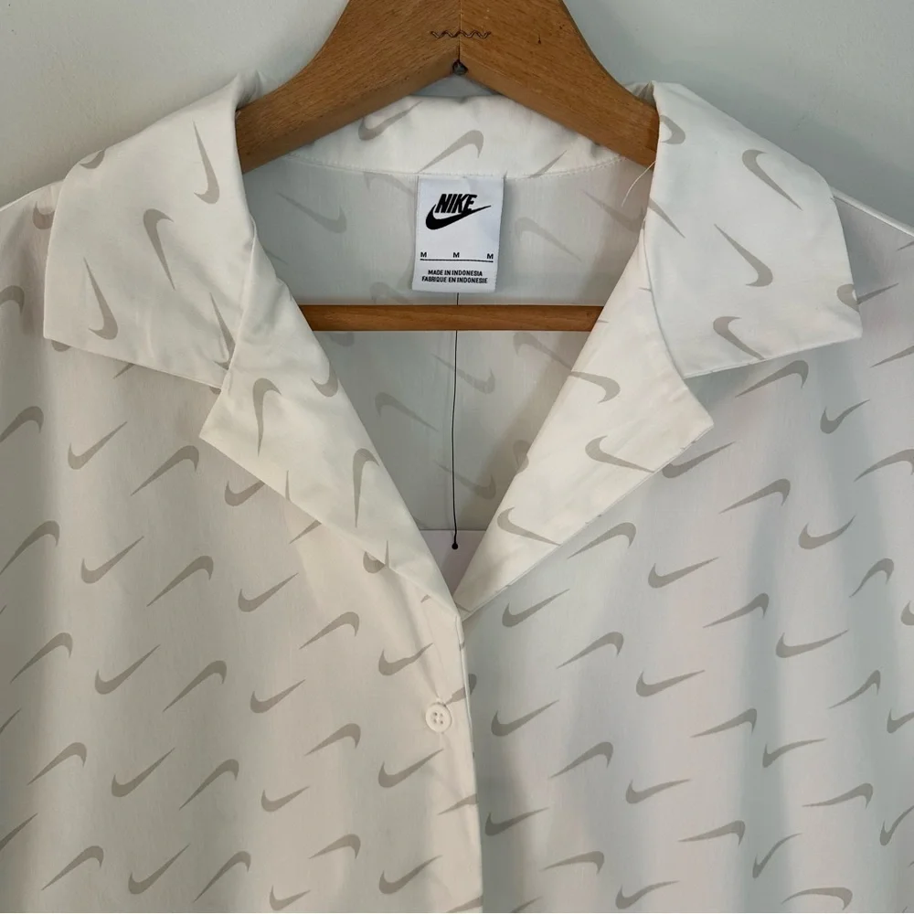 Nike Swoosh Button Up White Camp Shirt Women’s Boyfriend Fit Size Medium